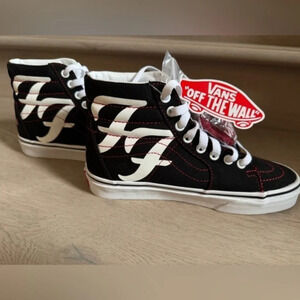 VANS Foo Fighters x Sk8- High 25th Anniversary
Size men’s 5 / woman’s size 6.5